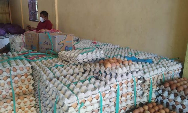 Pedagang telur ayam di Pasar Simpong Luwuk, Kabupaten Banggai