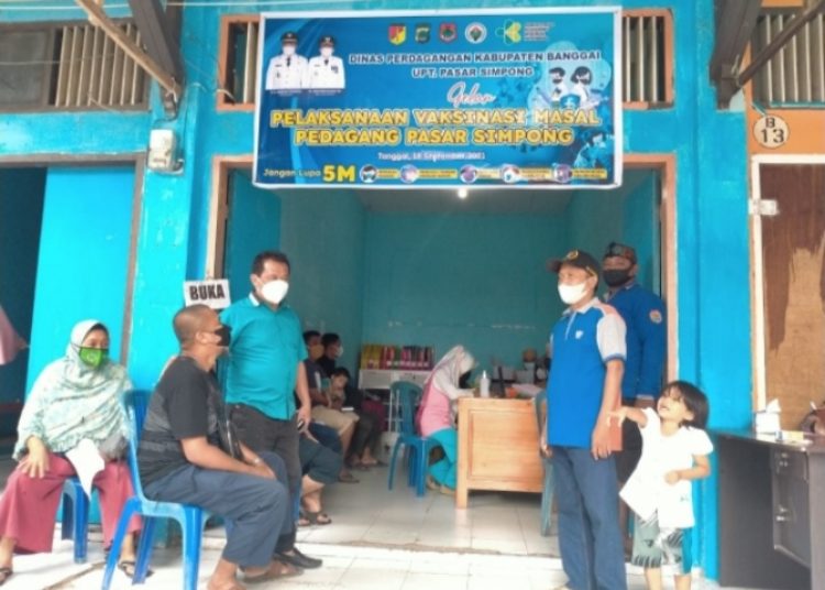 Bekerja sama dengan Puskesmas Simpong, KUPT melakukan vaksinasi masal terhadap para pedagang di pasar simpong, Kecamatan Luwuk Selatan, Kabupaten Banggai, Sulawesi Tengah, Sabtu (18/9/2021).