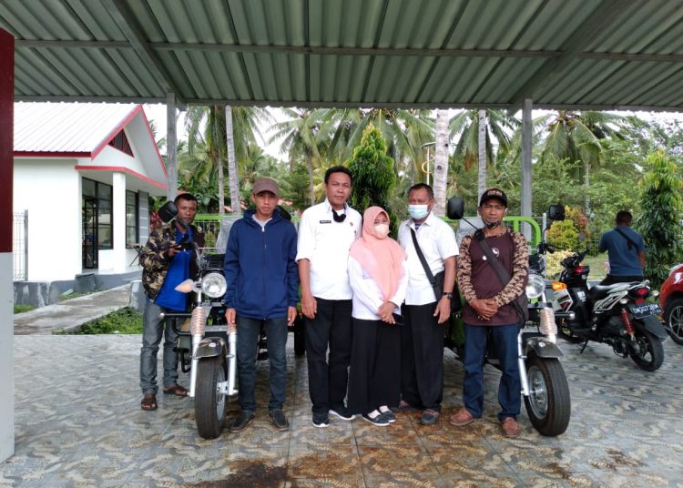 Dinas TPHP menyerahkan bantuan motor roda tiga pada dua kelompok tani desa Ondoliang  kecamatan Balantak Utara. [FOTO FIRMAN-Beritabanggai.com]