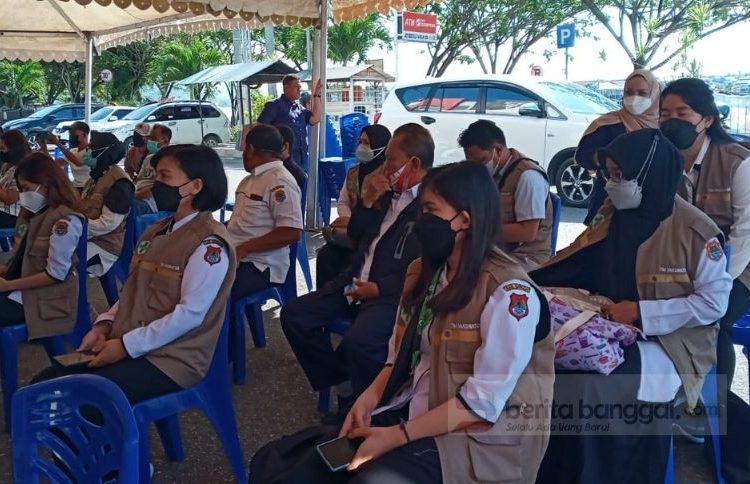 Tim Vaksinator Puskesmas Kampung Baru yang menyuport pelaksanaan vaksinasi DPD Partai NasDem Banggai