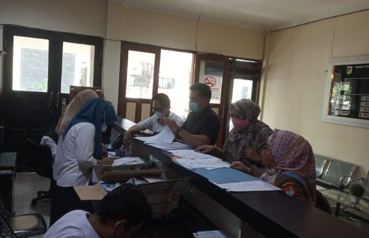 Tim asistensi APBD Perubahan BPKAD Kabupaten Banggai saat mendaftarkan Rrancangan APBD Perubahn 2021 di Biro Keuangan Pemerintah Provinsi Sulawesi Tengah di Palu. (Foto: Dokumentasi BPKAD)