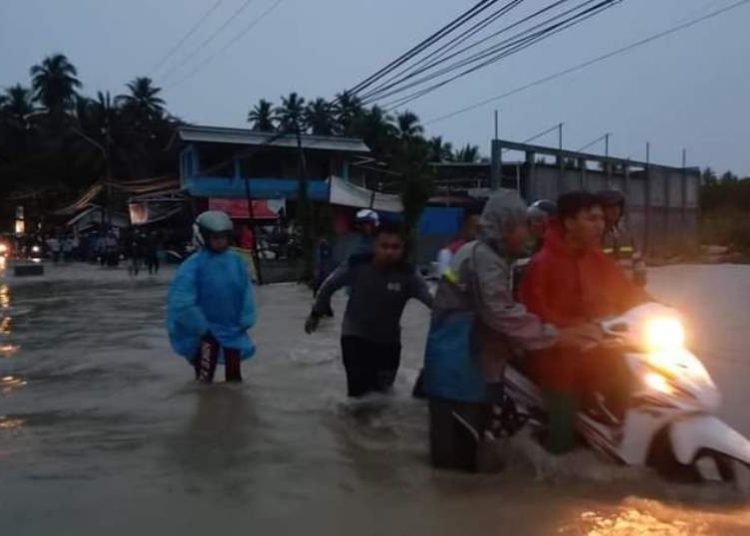 Hujan yang mengguyur sejumlah desa di Kabupaten Banggai Laut memebuat sejumlah desa di daerah itu terandam banjir pada Jumat (1/10/2021).
