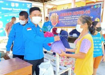 Hari Sumpah Pemuda KNPI Lobu Gelar Vaksinasi dan Pembagian Sembako