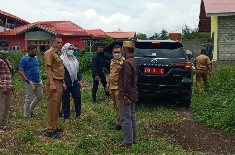 Bupati Banggai Amirudin, Wakil Ketua DPRD Banggai Batia Sisilia Hadjar, bersama aparat desa Awu Kecamatan Luwuk Utara, saat meninjau keberadaan kantor desa yang kini masih bermasalah.