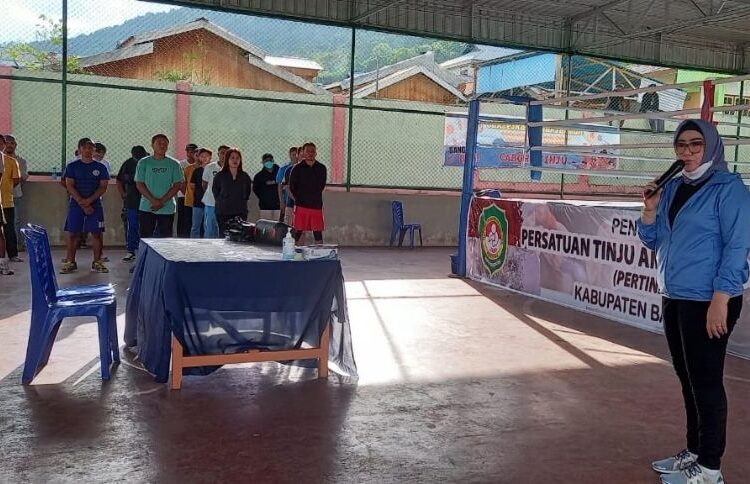 Ketua Pengkab Pertina Kabupaten Banggai, Batia Sisilia Hadjar, saat memberikan sambutan dalam pembukaan seleksi atlit, Jumat (29/10/2021)