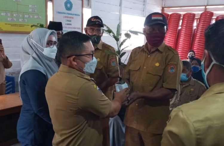 Bupati Banggai dan Wakil Ketua DPRD Kabupaten Banggai saat menyerahkan bantuan bibit Pala di Desa Awu dan Bunga yang dilaksanakan oleh Dinas TPHP Kabupaten Banggai