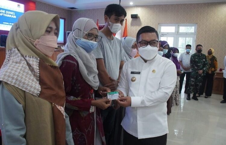 Bupati Banggai H. Amirudin pada Jumat (22/10/2021) menghadiri kegiatan Pencanangan Program Universal Health Coverage (UHC) Jaminan Kesehatan Nasional.