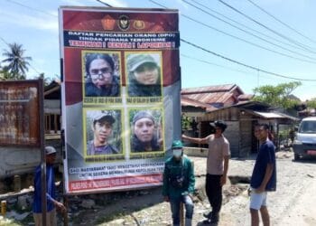Polisi Sebar Baliho Berisi Informasi dan Gambar DPO Teroris Poso