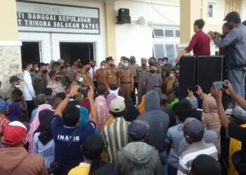 Demonstrasi Masyarakat Apal Menolak Hasil Keputusan P2AH Pilkades