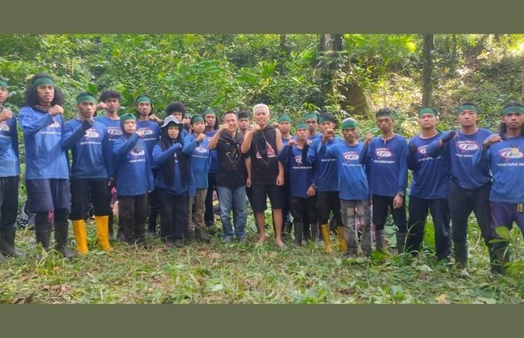 Unit Kegiatan Mahasiswa (UKM) Mahasiswa Pecinta Alam (Mapala) Universitas Tompotika Luwuk menggelar pengukuhan 21 nggota baru di Desa Ttontouan, Selasa (2/11/2021).