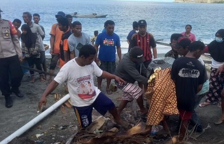Seorang nelayan bernama Hardi Sano (61) warga Desa Gorontalo, Kecamatan Balantak Selatan ditemukan tidak bernyawa diatas perahunya di tengah laut, Selasa (2/11/2021).
