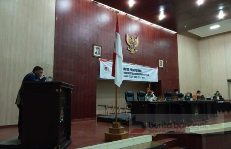 Juru Bicara Fraksi NasDem Sukri Djalumang saat menyampaikan pandangan umum fraksi NasDem terhadap pengantar nota keuangan atas RAPBD 2022, Kamis (24/11/2021)