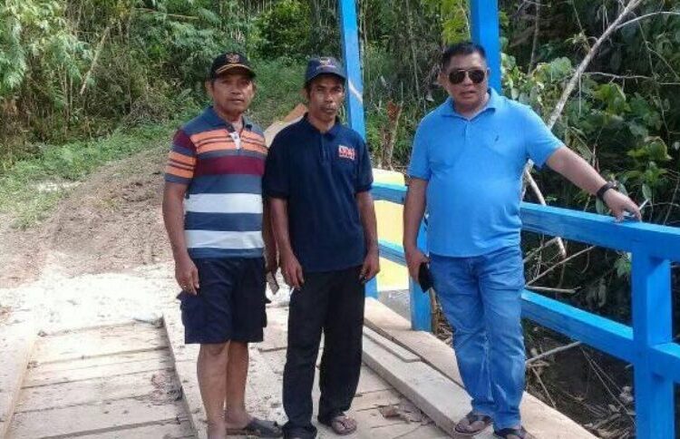 Sukri Djalumang saat melakukan peninjauan pembangunan jembatan di Kecamatan Mantoh