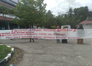 Forum Koalisi Masyarakat Pengawal Demokrasi Pilkades Bantayan Melakukan Aksi Protes di DPRD Banggai