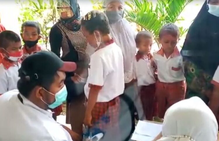 Tim vaksinasi Covid-19 Kecamatan Masama Kabupaten Banggai menggelar vaksinasi covid-19 untuk anak sekolah usia 6 hingga 11 tahun. Pelaksanaan vaksinasi secara serentak dilaksanakan disejumlah sekolah di Kecamatan Masama pada Kamis (27/1/2022).