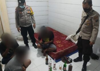 Personel Polsek Luwuk menggerebek aksi pesta miras di salah satu kos-kosan yang terletak di Kelurahan Jole, Kecamatan Luwuk, Kabupaten Banggai, Kamis (27/1/2022) malam.