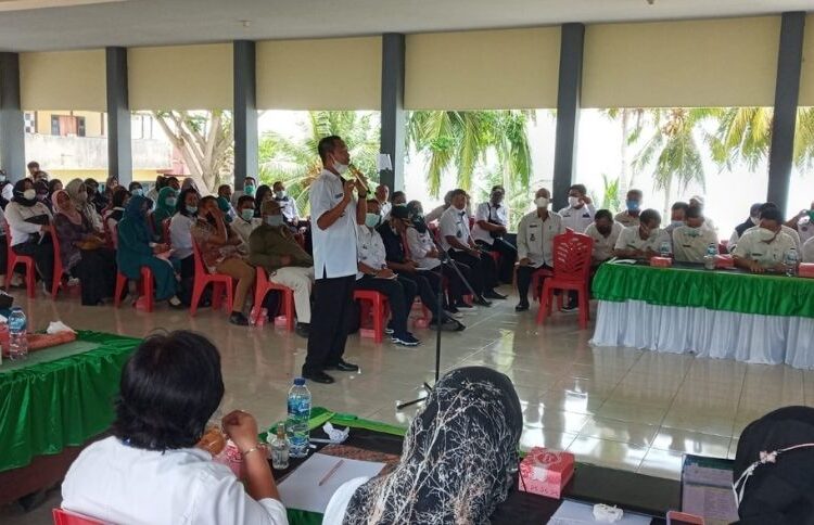 Kepala Desa Bunga, Kecamatan Luwuk Utara, Sarudin Timpo menyampaikan keluhan soal air bersih yang terjadi di desanya, pada forum Musrembang RKPD di Kecamatan, Rabu (16/2/2022)
