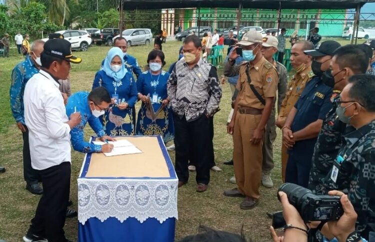 Penandatanganan berita acara Musrembang RKPD tahun 2023 yang dilaksanakan di Desa Lomba Kecamatan Lamala, Kamis (24/2/2022)
