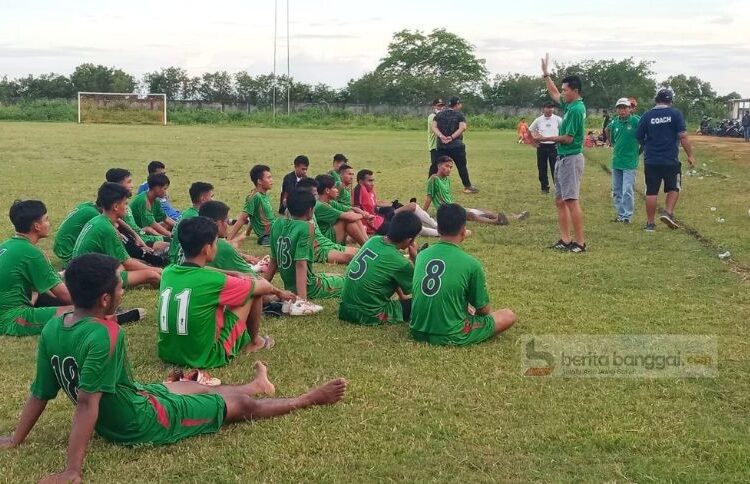 Mantan bek Timnas Indonesia Jet Donal La'ala yang juga pelatih utama tim sepak bola Kabupaten Banggai sedang memeberikan arahan kepada skuad Askab PSSI Banggai usai laga uji coba melawan DAP FC di lapangan Gor Kilongan, Minggu (13/3/2022).