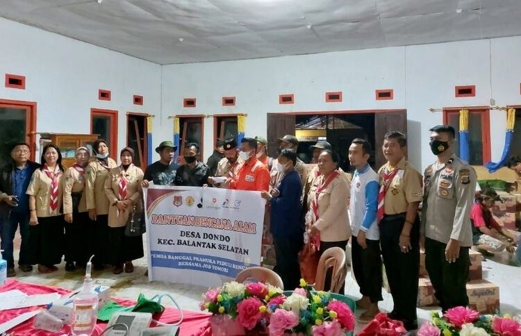 JOB Tomori menyalurkan bantuan kepada warga yang menjadi korban banjir di Desa Dondo Kecamatan Balantak Selatan. Bantuan disalurkan pada Rabu (9/3/2022).