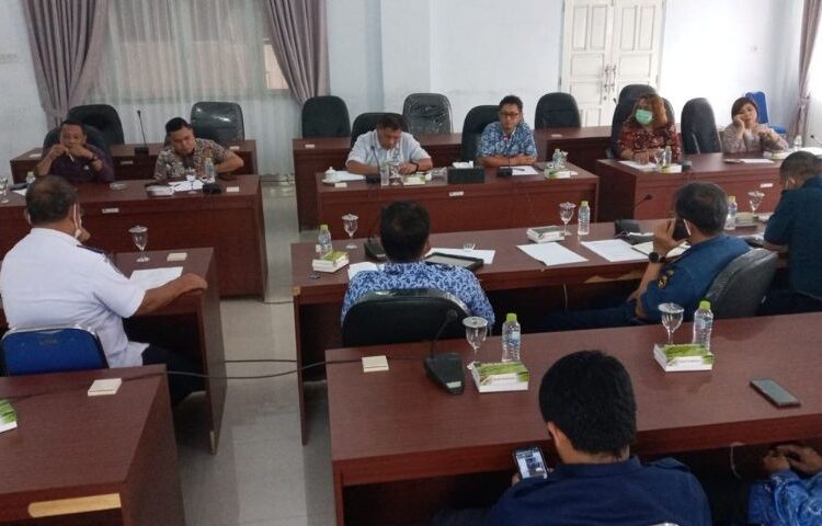 Komisi II DPRD Kabupaten Banggai menggelar Rapat Dengar Pendapat (RDP) terkait pemanfaatan eks dermaga usaha mina yang berada di Desa Baruga, Kecamatan Lamala, Kabupaten Banggai. Rapat tersebut digelar Kamis (17/3/2022).