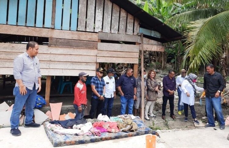 Komisi II DPRD Kabupaten Banggai saat melakukan kunjungan kerja di lokasi banjir Desa Dondo Kecamatan Balantak Selatan, Kamis (10/3/2022)