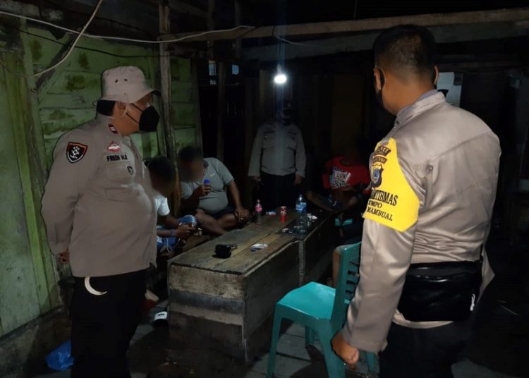 Aparat kepolisian dari Polsek Luwuk menemukan sejumlah pemuda yang tengah mengonsumsi miras di area pelabuhan rotan, Kecamatan Luwuk, Kabupaten Banggai, Selasa (27/4/2022) malam.