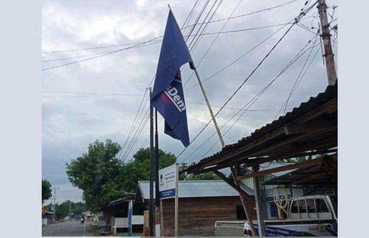 DPD NasDem Banggai mulai menyebarkan bendera partai di seluruh wilayah desa se Kabupaten Banggai. Seperti yang terlihat di DPC NasDem Kecamatan Kintom