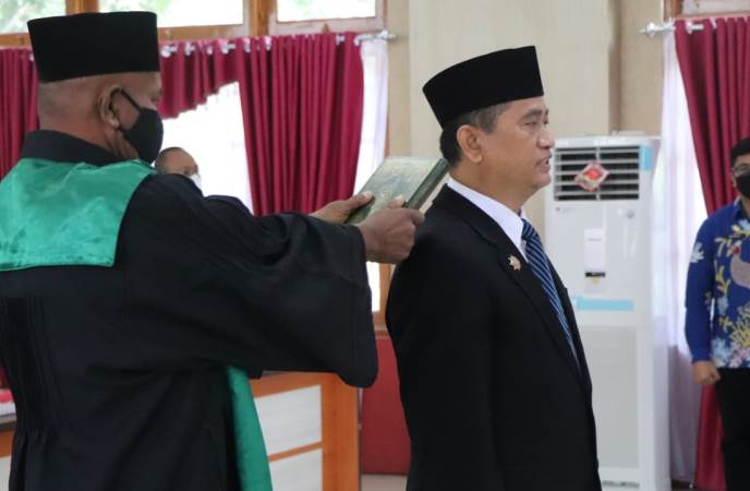 Bupati Kabupaten Banggai Amirudin Tamoreka melantik secara resmi melantik Drs. Moh. Ikhsan Panrelly sebagai Kepala Dinas Kependudukan dan Catatan Sipil Kabupaten Banggai. Pelantikan dilansanakan pada Kamis (9/6/2022) di ruang rapat umum kantor Bupati Banggai.
