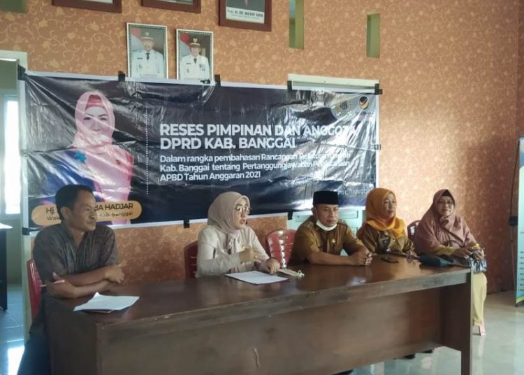 Wakil Ketua DPRD Kabupaten Banggai Batia Sisilia Hadjar menggelar pertemuan reses di Desa Kayutanyo, Kecamatan Luwuk Timur, Senin (6/6/2022).