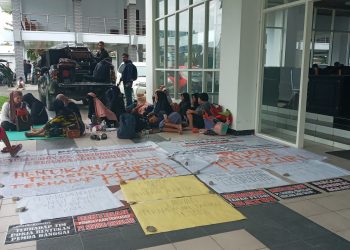 Petani Sawit Tunggui Bupati dan Pimpinan Dewan Jelang Sidang Paripurna di DPRD Banggai