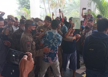 Tiba di Kantor DPRD Bupati Banggai Dan Ketua DPRD Tak Berikan Sambutan ke Petani Sawit