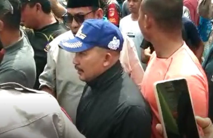 Bupati Banggai Amirudin Tamoreka saat menemui warga yang melakukan aksi di jalan utama Kelurahan Maahas, Sabtu (23/7/2022)