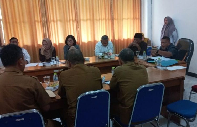Ketua Komisi II DPRD Kabupaten Banggai Sukri Djalumang, saat menggelar rapat bersama Dinas PUPR dan ULP Kabupaten Banggai, Senin (4/7/2022)