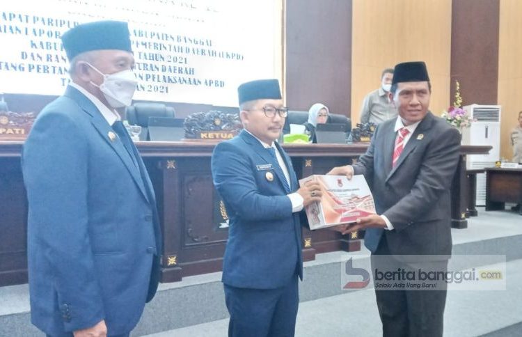 Bupati Banggai Amirudin Tamoreka saat menyerahkan dokumen LKPD tahun 2021 kepada Ketua DPRD Kabupaten Banggai Suprapto, Selasa (5/7/2022)