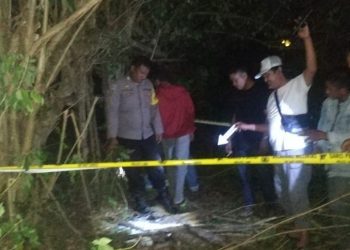 Polisi dan Warga Evakuasi Mayat Wanita Yang Ditemukan di Desa Siuna