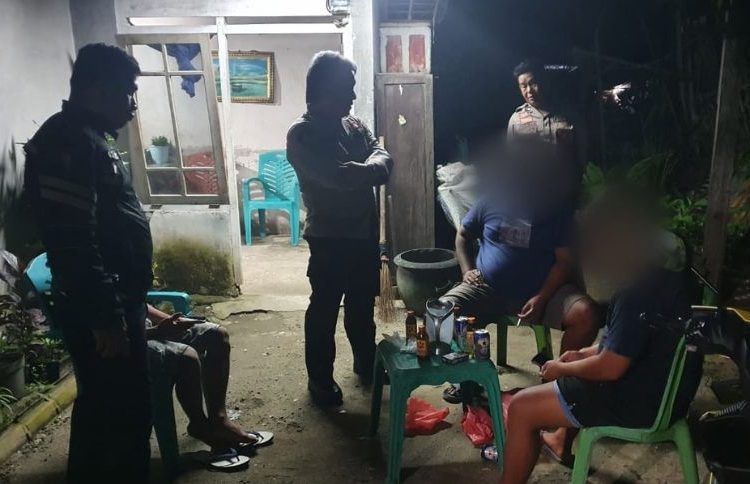 Aparat kepolisian menggerebek sebuah rumah milik warga di Kecamatan Luwuk Utara, Kabupaten Banggai, Selasa (19/7/2022).