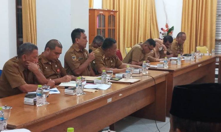 Sekretaris Dinas PUPR Kabupaten Banggai Dedy Lakita, memberikan keterangan yang kontadiktif didalam rapat bersama Komisi II DPRD Kabupaten Banggai, Senin (4/7/2022).
