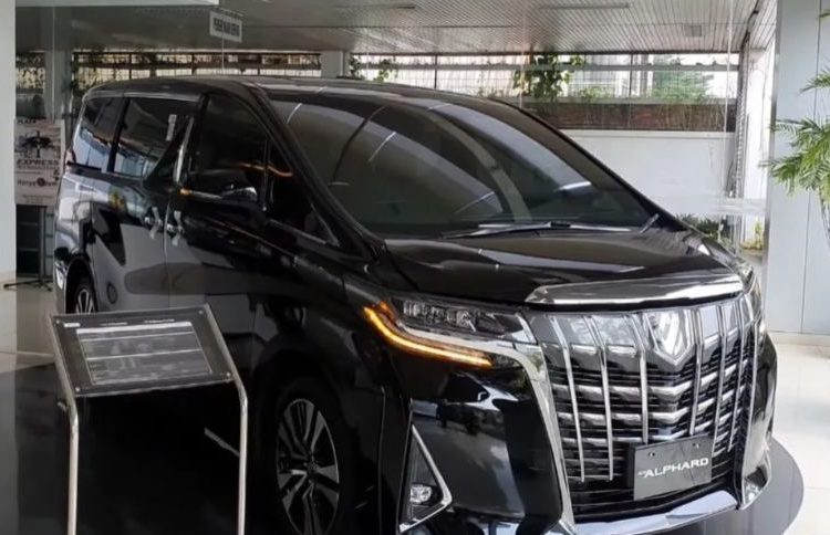 Mobil Toyota Alphard (ilustrasi)