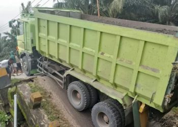 Akses Transportasi Putus, Jembatan Hunduhon Ambruk Bersama Sebuah Truk Bermuatan Pasir