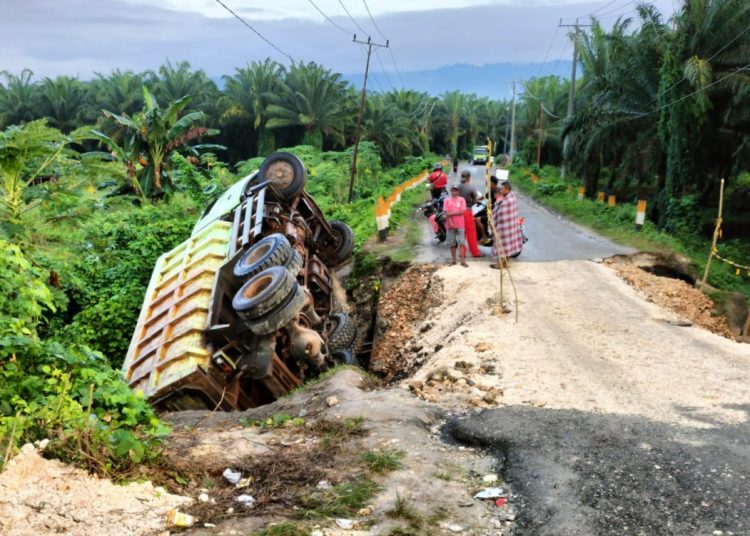 Sebuah truk terbalik setelah melewati jembatan darurat di Desa Hunduhon, Kecamatan Luwuk Timur, Minggu (31/7/2022)