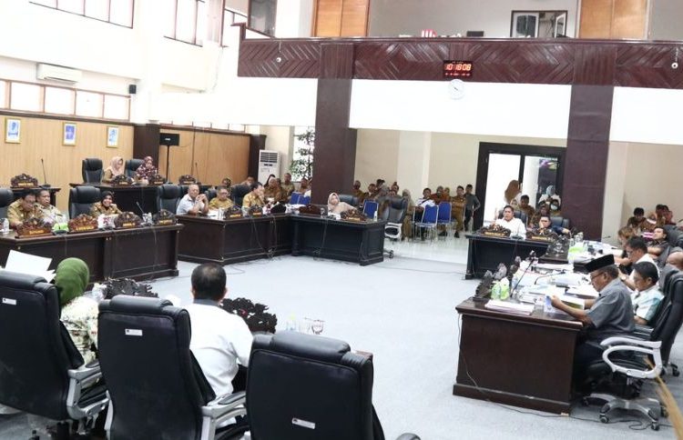 Badan Anggaran DPRD Banggai saat menggelar rapat pembahasan KUA PPAS 2023, Selasa (16/8/2022)
