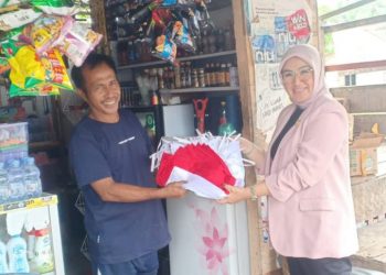 NasDem Banggai Bagi-Bagi Bendera Merah Putih Kepada Masyarakat Jelang HUT Kemerdekaan RI