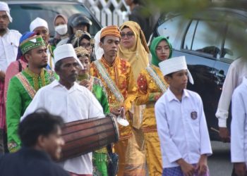 Suku Andio Ikut Ramaikan Karnaval Budaya Festival Teluk Lalong