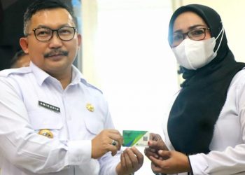 Bupati Banggai Bagikan 3.341 Kartu BPJS Ketenagakerjaan
