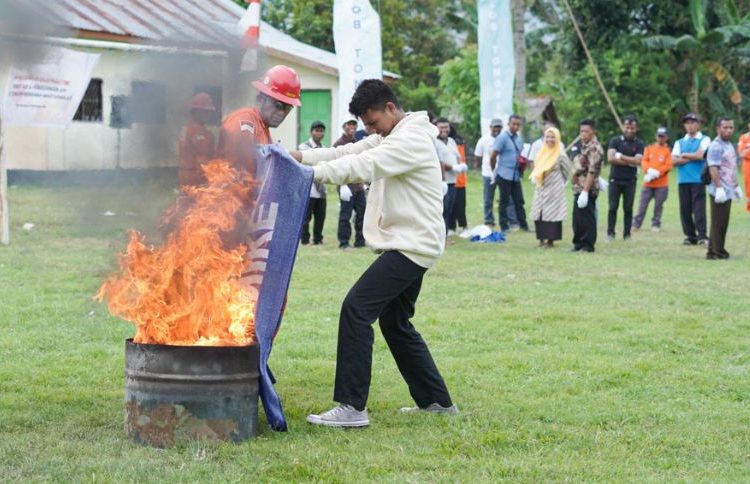Joint Operating Body Pertamina Medco E&P Tomori Sulawesi menggelar sosialisasi Pertolongan Pertama Pada Kecelakaan (P3K) dan Pemadaman Api, yang dilaksanakan di Balai Desa Sinorang, Kamis (29/9/2022).