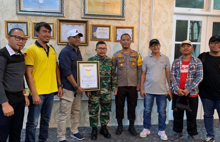 Bupati Banggai Amirudin Tamoreka menerima penyerahan sertifikat Musium Rekor Indonesia (MURI) terkait dengan aksi pembentangan 777 Bendera Merah Putih di laut kilo 5 beberapa waktu yang lalu.