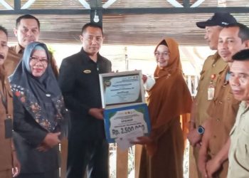 Kepala Dinas TPHP Banggai Berikan Penghargaaan Kepada 18 Petani Teladan