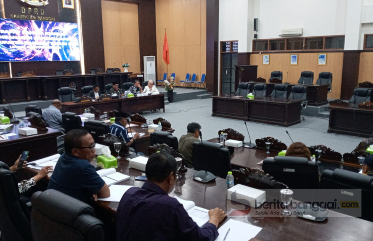 Pansus DPRD Kabupaten Banggai dan Tim Anggaran Pemerintah Daerah menggelar pembahasan Rancangan APBD tahun 2023, Senin (28/11/2022) malam.

(Foto: Gafar Tokalang/beritabanggai)