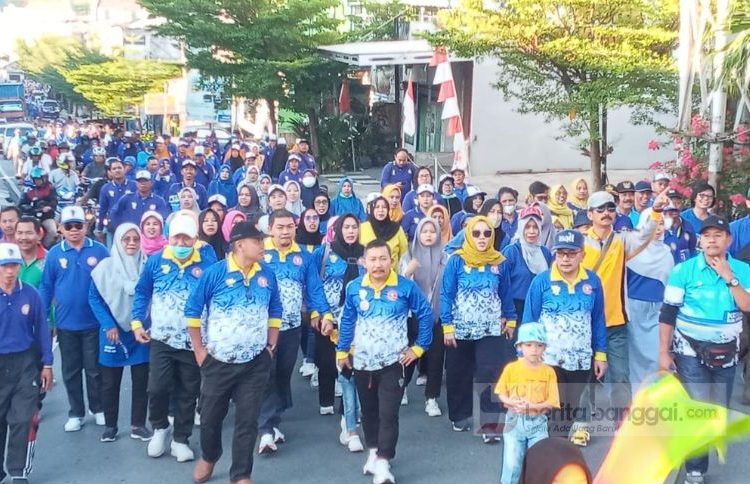 Bupati Banggai Amirudin Tamoreka mengikuti jalan sehat bersama ribuan anggota Persatuan Guru Republik Indonesia (PGRI) Kabupaten Banggai pada Minggu (27/11/2022).